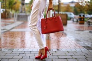 Как и с чем носить яркие красные женские сумки